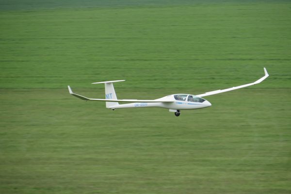 Vetroň DG-1000, imatrikulácia OM-8800, pri pristátí